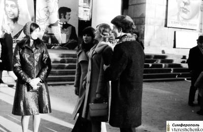 Прикрепленное изображение: У входа в к-тр Симферополь..jpg